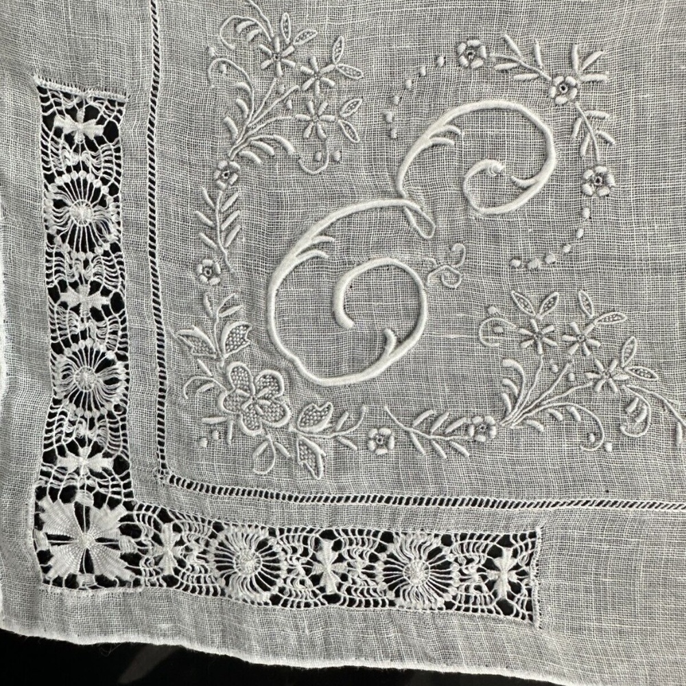 GORGEOUS VINTAGE ELEGANT HAND DETAIL "E" WHITE LINEN HANDKERCHIEF 12" X 12"